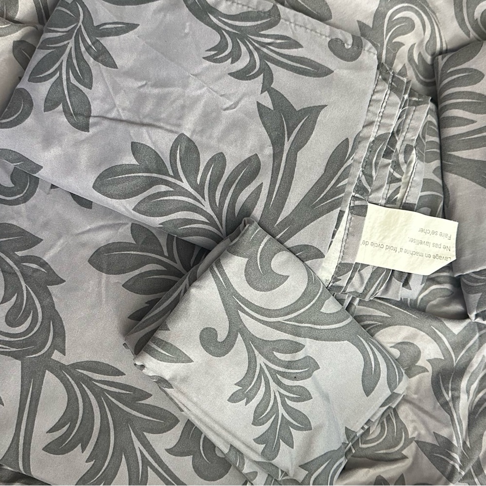 Queen Bedding Set - 1 Fitted Sheet, 1 Flat Sheet, 2 pillowcases (Printed Grey)